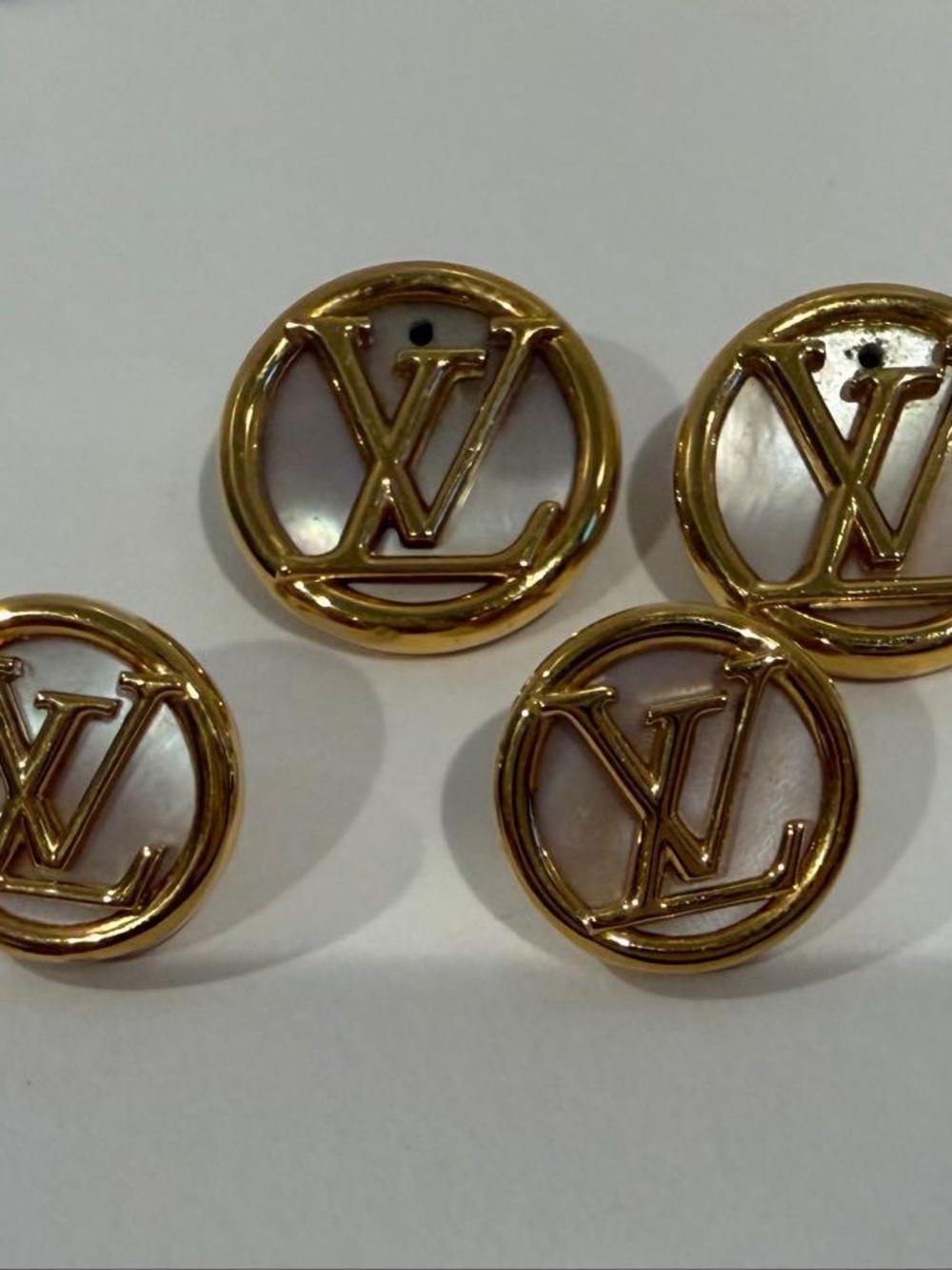 Louis Vuitton Gold Mother Of Pearl L To V Pearlfection Earrings- LIKE NEW - Picture 11 of 14